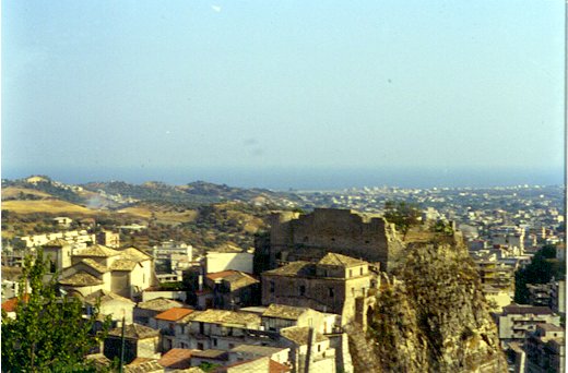 Veduta da Nord del borgo medievale con alla sommità il castello angioino