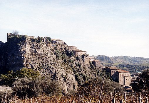 Gioiosa Jonica, il borgo medievale arroccato sulla rupe da cui ha avuto origine l'intera citt