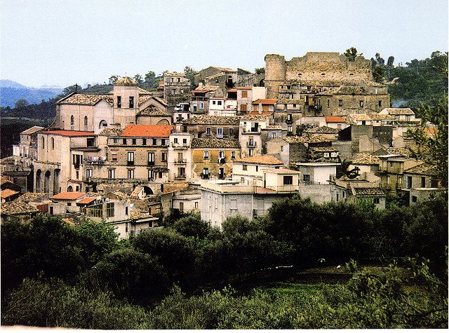 Borgo medievale, lato Est: in primo piano la cinta muraria